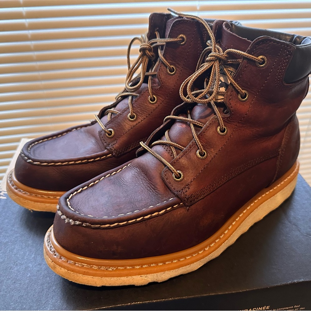 Mens size 10.5 redwing Irish setter’s ashbys. Regular medium width. Used